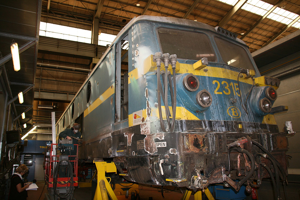 Manutention d'une locomotive ou d'une pièce encombrante dans un atelier à toiture ouvrante