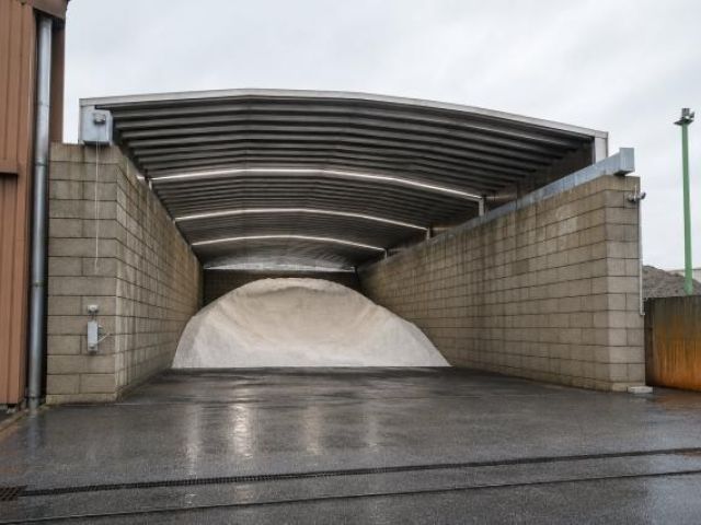 Box portuaire à toiture découvrable protégeant un tas de produit en vrac
