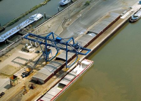 Entrepôt portuaire de 150 mètres de long équipé d’une toiture découvrable